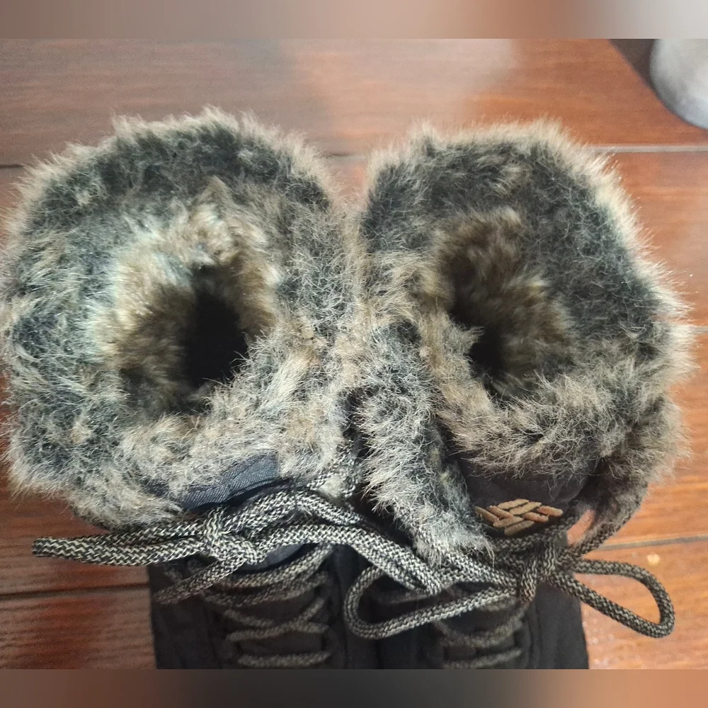 Columbia Black Quilted Winter Boots with Faux Fur Size 9.